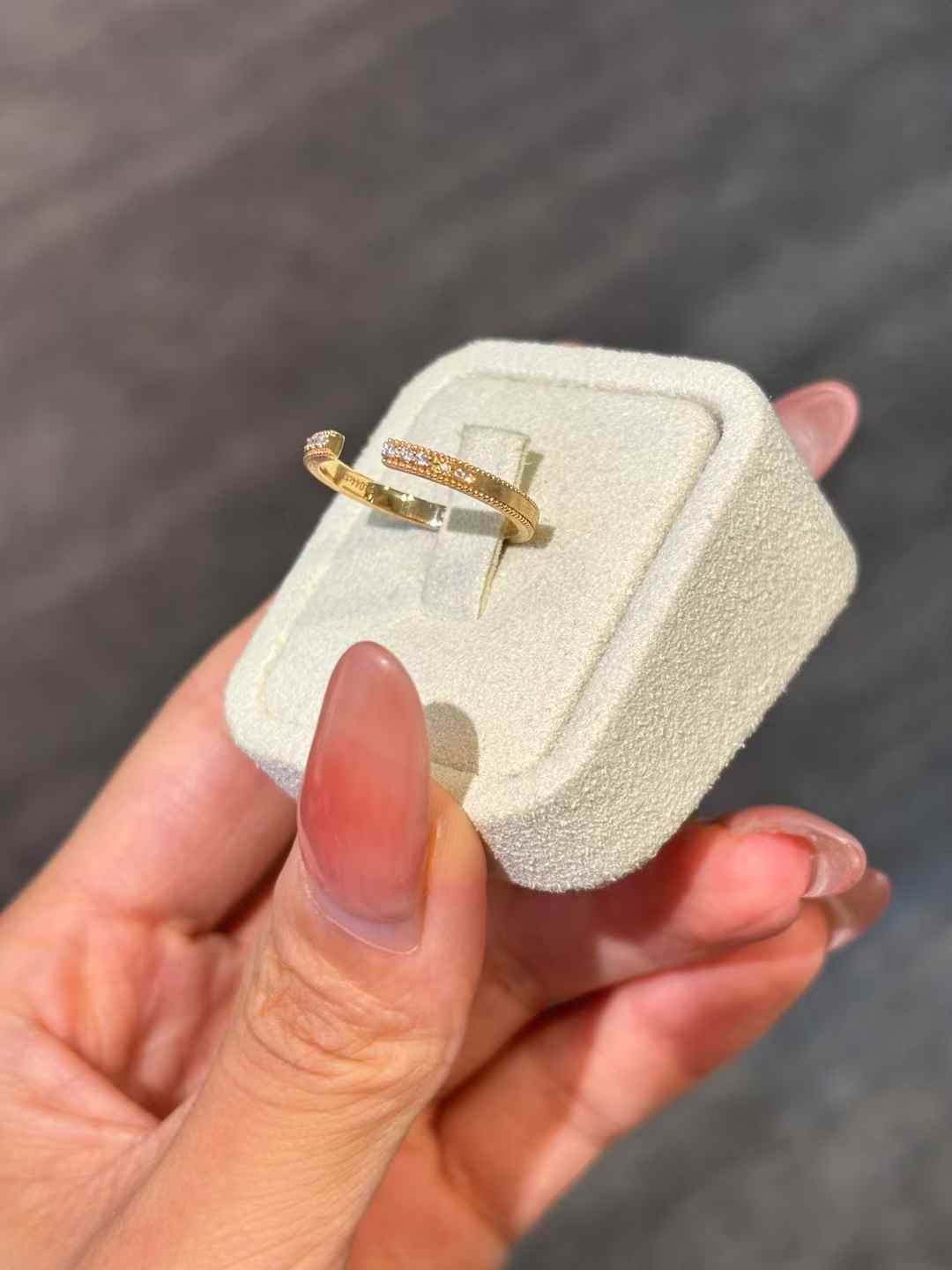 Asymmetric Open Pavé Band