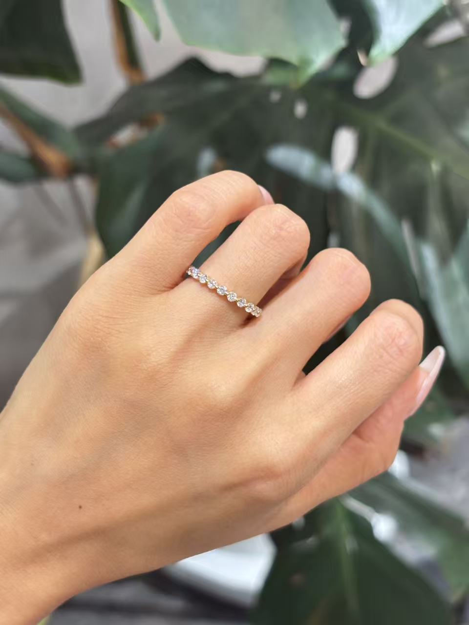 Petite Round Scalloped Band