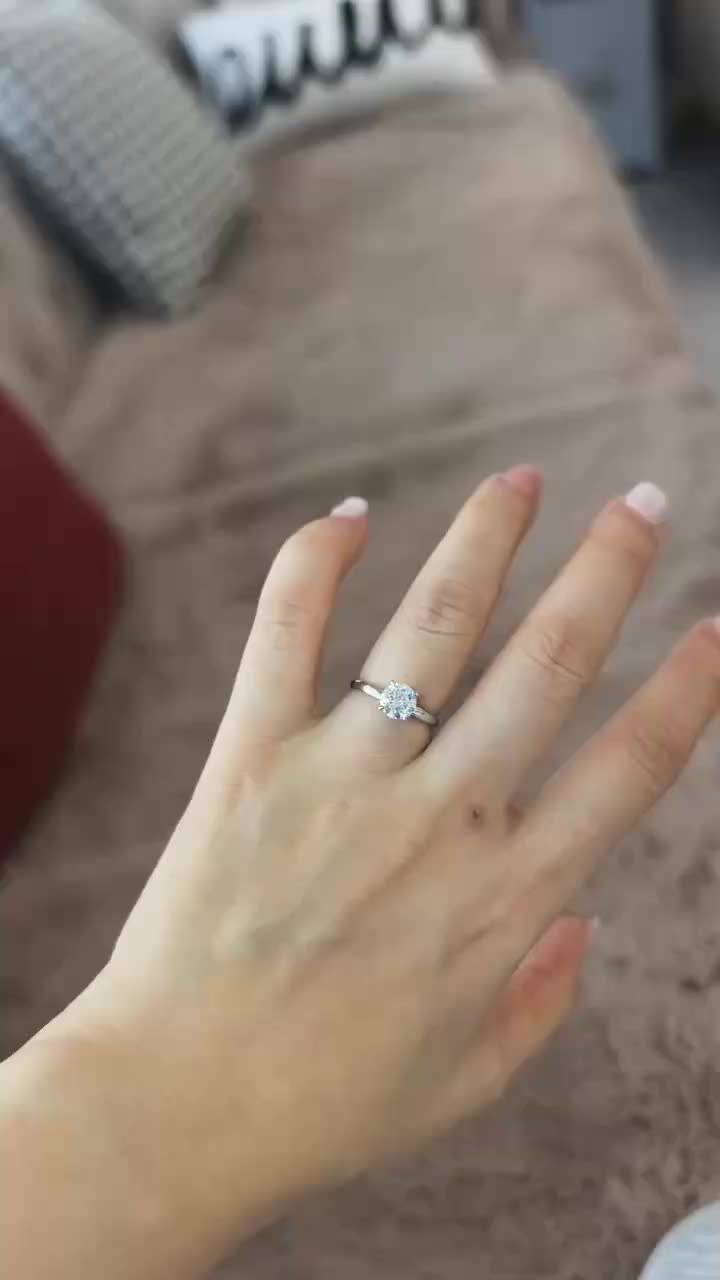 Round Classic Band Ring